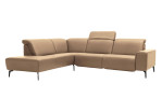 Basis-Ecksofa MR 1320 in einem Echtleder-Bezug in Nougat. Mit gezeigter Kopfteilverstellung