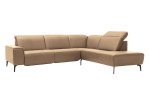 Basis-Ecksofa MR 1320 in einem Echtleder-Bezug in Nougat. Mit gezeigter Kopfteilverstellung