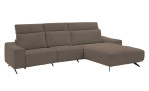 Komfort-Wohnlandschaft Musterrring MR 9450, in der Farbausführung Taupe, Schrägansicht mit der Kopfpolsterfunktion