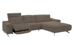 Komfort-Wohnlandschaft Musterrring MR 9450, in der Farbausführung Taupe, Schrägansicht mit der Relaxfunktion im linken Element