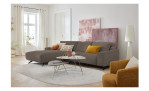 Komfort-Wohnlandschaft Musterrring MR 9450, in der Farbausführung Taupe, in einem Raum stehend, Schrägansicht
