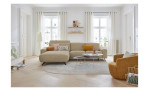 Komfort-Wohnlandschaft Musterrring MR 9450, in der Farbausführung Beige, in einem Raum stehend, Frontansicht