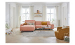 Komfort-Wohnlandschaft Musterrring MR 9450, in der Farbausführung Rose, in einem Raum stehend, Frontansicht