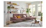 Komfort-Ecksofa Musterring MR 2795, in der Farbausführung Rot, in einem Raum stehend, Schrägansicht