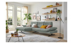 Komfort-Ecksofa Musterring MR 2795, in der Farbausführung Graugrün, in einem Raum stehend, Schrägansicht