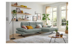 Komfort-Ecksofa Musterring MR 2795, in der Farbausführung Graugrün, in einem Raum stehend, Schrägansicht