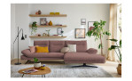 Komfort-Ecksofa Musterring MR 2795, in der Farbausführung Rot, in einem Raum stehend, Frontansicht