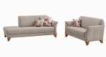Komfort-Sitzgruppe MONDO Quadra von Mondo: hellgraues Sofa, Boxspring-Untergestell, Holzbeine, Kissen mit Blumenmuster.
