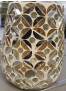 Der Teelichthalter 14 cm ist eine dekorative Vase mit goldenen, silbernen und verspiegelten Blütenblättern auf weißem Hintergrund.
