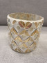 Teelichthalter 8 cm von Koopman Int. B.V. mit gold-silbernem Mosaik und klaren Akzenten auf grauem Stoff.