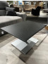 Couchtisch 1426-MMN-EST: Quadratischer schwarzer Couchtisch, Tischplatte aus MDF/HPL Marmara Nero, höhenverstellbar, im Ausstellungsraum.