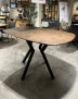 Bartisch „Masura“, brauner, rechteckiger Esstisch mit schräg gestellten Metall-Schwarz-Beinen, ausgestellt im Showroom.