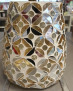 Der Teelichthalter 14 cm von Koopman International mit Blattmotiven aus Mosaikfliesen ziert eine Holzoberfläche.