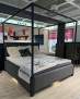 Graues Himmelbett „Musterring MyHeaven“ mit Kissen, Decke, Boxspringbett (180 x 200), Kommode und LED-Beleuchtung.