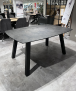 Esstischgruppe „Palace/Ravi“ mit Tisch in dunkler Steinoptik und schwarzen Beinen – modern im Showroom.