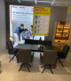 Tischgruppe „Cancun/Dorsten“ mit 6 drehbaren Stühlen im Showroom; Ausverkaufsschild und Familienfoto im Hintergrund.