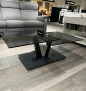 Moderner Couchtisch 1019-GPA-ANM mit V-Fuß, Platte aus schwarzem Parsolglas Grau (drehbar), neben einem grauen Sofa.