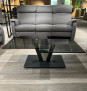 Couchtisch 1019-GPA-ANM mit Parsolglas in Grau und einem Fußgestell in Anthrazit-Metallic, vor einem grauen Sofa auf einem Holzboden platziert.