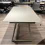 Ausziehbarer Esstisch „Svea“ – rechteckiger Tisch aus hellem Holz mit modernen Metallbeinen, im Laden auf einem Holzboden ausgestellt.