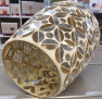 Teelichthalter 14 cm von Koopman International, goldbraunes Mosaik-Blumenmuster, zylindrisch, auf einer Ablage.