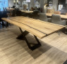 Tischgruppe „Valmondo Esgo“ mit schwarzen Metallbeinen und Mikrofaser-Stühlen, ausgestellt in einem modernen Showroom.