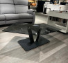 Couchtisch 1019-GPA-ANM mit Tischplatte aus Parsolglas in Grau und schwarzem V-förmigem Gestell auf hellem Holzboden im Ausstellungsraum.