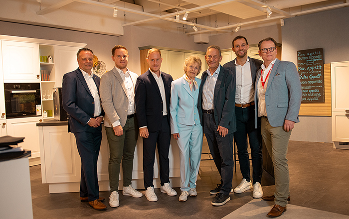 Gruppenbild der Geschäftsleitung und Filialleitung, sowie dem Oberbürgermeister Hamelns