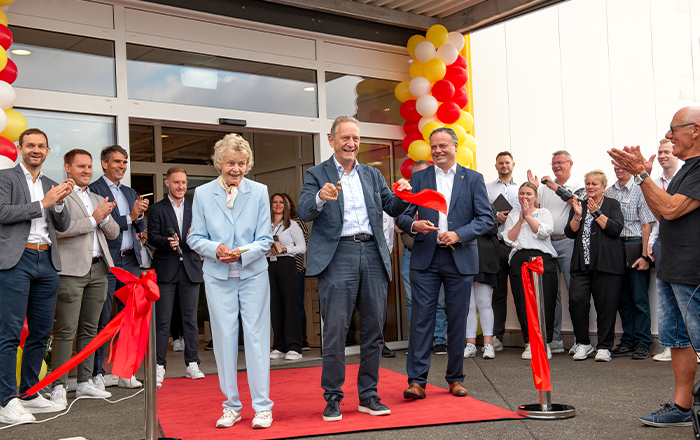 Heiner und Inge Struckmann, sowie der Oberbürgermeister von Hameln durchschneiden das rote Band bei der Filialeröffnung clevva Hameln