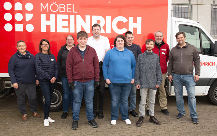 Mitarbeitende aus Werkstätten der Paritätischen Lebenshilfe lernen Arbeitsalltag bei Möbel Heinrich kennen