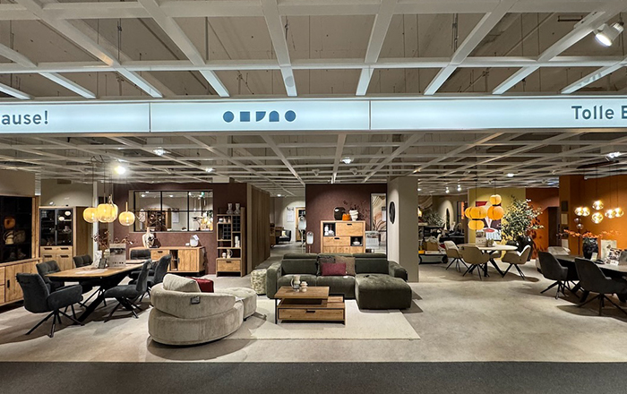 Blick in die Ausstellung: Mehrere Essgruppen und Sofas bei Möbel Heinrich