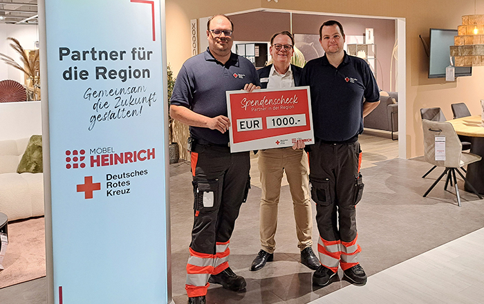 Möbel Heinrich überreicht Spende an das Deutsche rote Kreuz