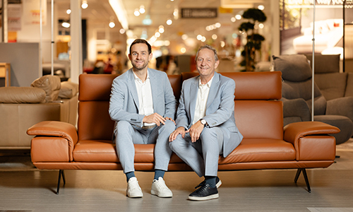 Möbel Heinrich Geschäftsführung auf Sofa