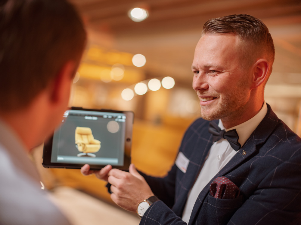 Möbelberater mit Tablet