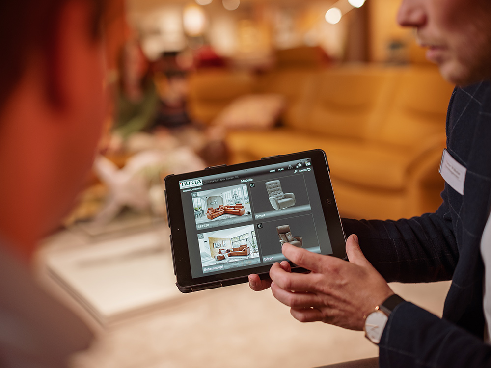 Möbelberater mit Tablet