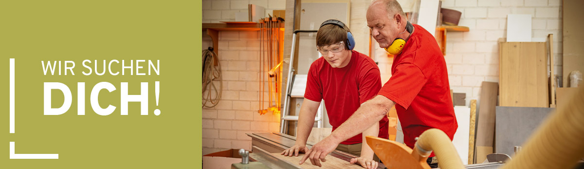 Ausbilder zeigt in der Ausbildungswerkstatt den Aufbau von Möbeln