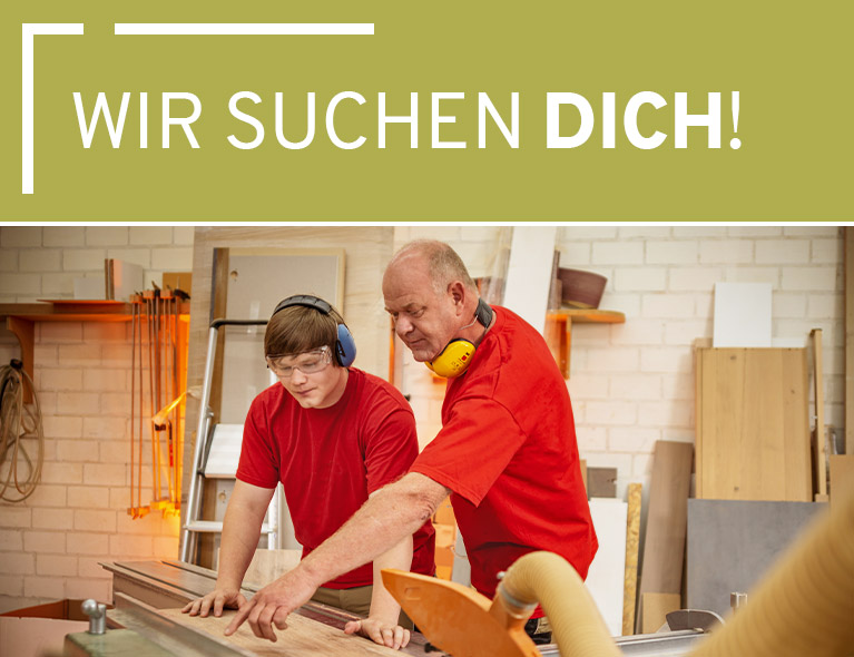 Ausbilder zeigt in der Ausbildungswerkstatt den Aufbau von Möbeln