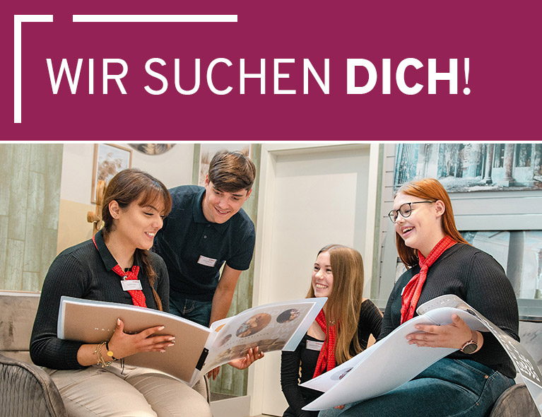 Gestalter*innen für visuelles Marketing sichten Mustermappen für die Gestaltung der Ausstellung