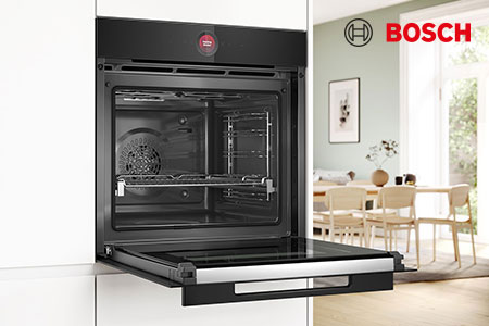 Schwarzer Einbau-Backofen von BOSCH aufgeklappt