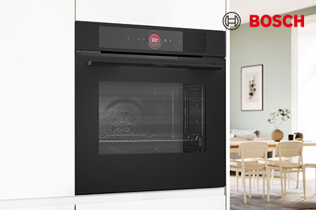 Schwarzer BOSCH Einbau-Backofen mit Essbereich im Hintergrund
