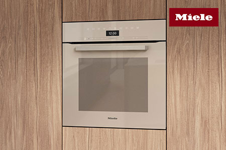 Beiger Einbau-Backofen von Miele