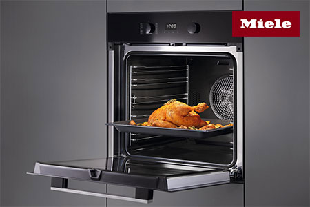 Aufgeklappter Miele Einbau-Backofen in Schwarz