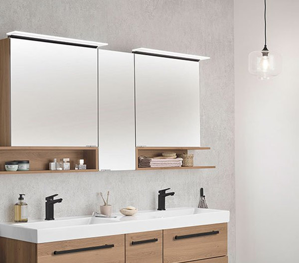 Badezimmer Spiegelschrank mit integrierter Beleuchtung und Deckenlampe