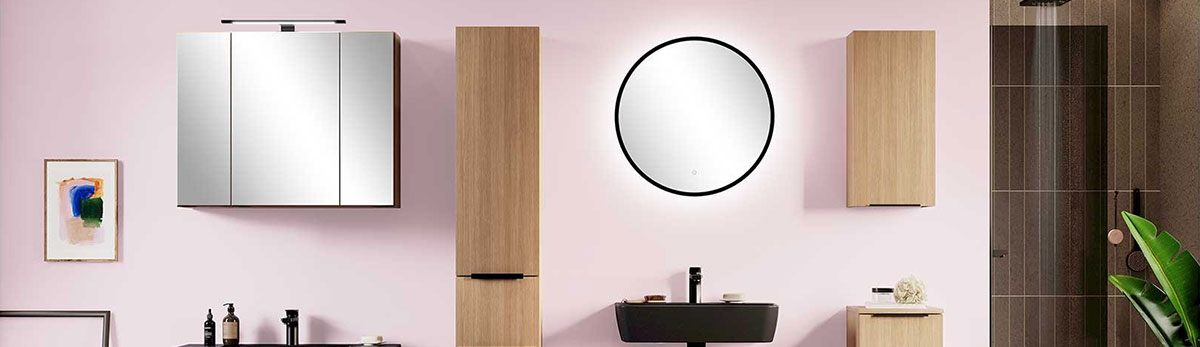 Bad mit Spiegelschrank inkl. Beleuchtung und Deckenlampe