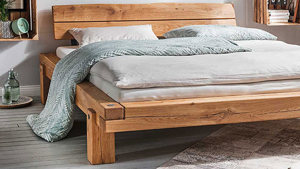 Bett mit Holz