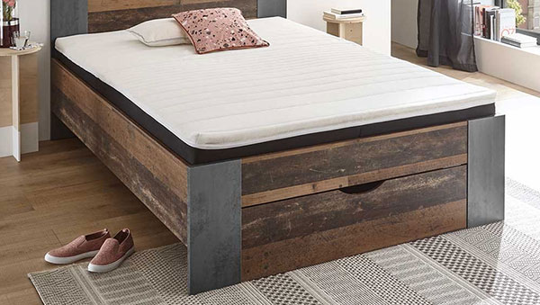 Bett mit Holzwerkstoff