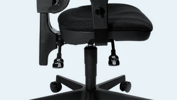 Schwarzer Bürostuhl mit Sitz und Lehnen Verstell-Reglern