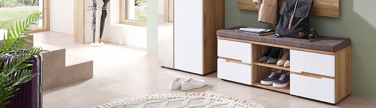 Garderobenbank mit weißen Fronten und Holzkorpus