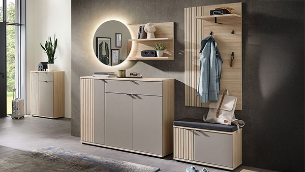 Garderobenset mit beleuchtetem Spiegel, Fronten in Basalt und Leistenoptik-Applikationen