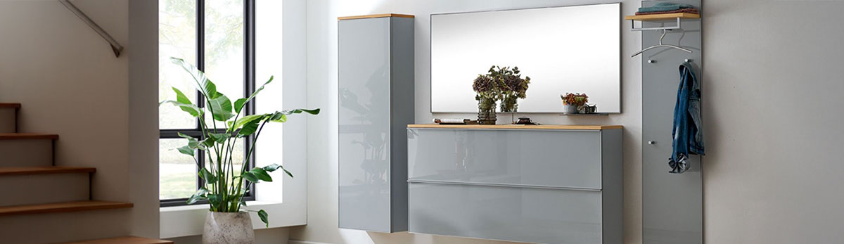 Garderobenbank mit weißen Fronten und Holzkorpus