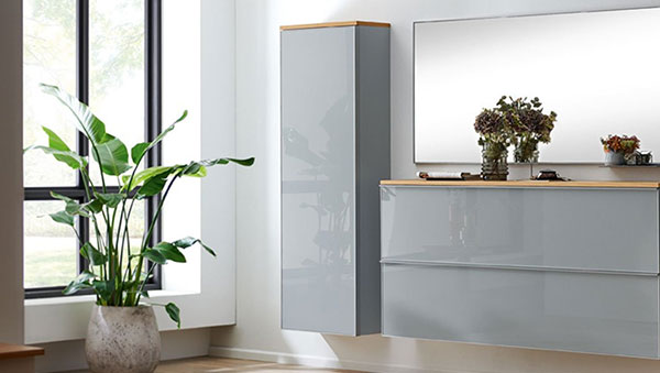 Garderobenschrank mit Glasfronten